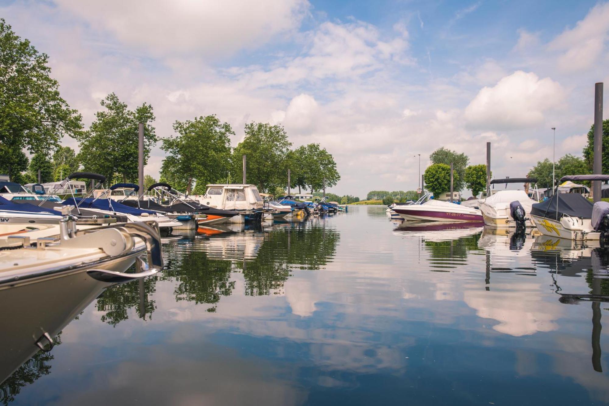 Marinapark Bad Nederrijn Hotel Maurik Bagian luar foto